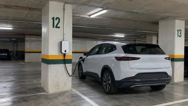 Cargador de pared instalado en un pilar de un estacionamiento subterráneo de edificio