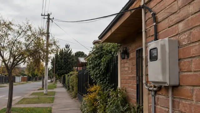 Caja del empalme y medidor eléctrico en la fachada de ladrillo de una casa